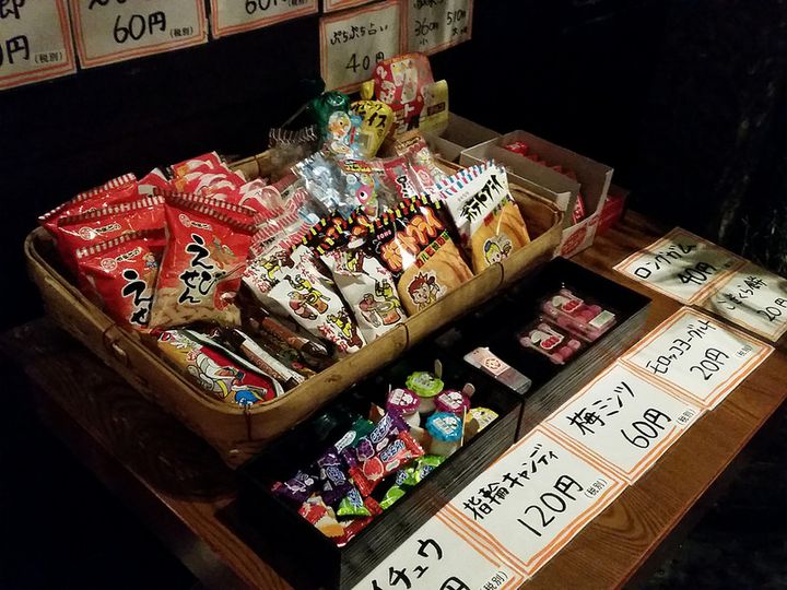 お店の中に駄菓子屋がある居酒屋 新宿 駄菓子バー に行ってみた Retrip リトリップ