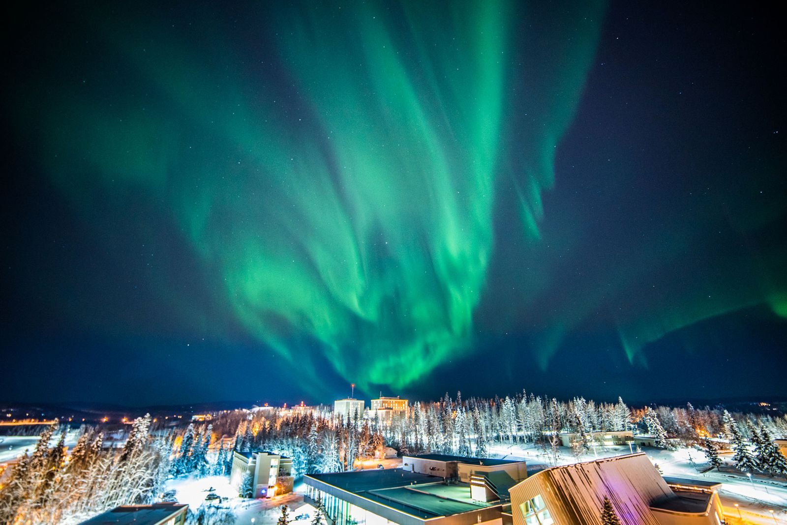 宇宙から神秘のプレゼント。アメリカ屈指のオーロラ観測地