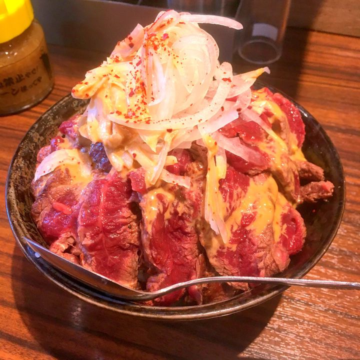 あなたは食べきれるか。「1日5食限定」総重量1kgの特製ステーキ丼とは