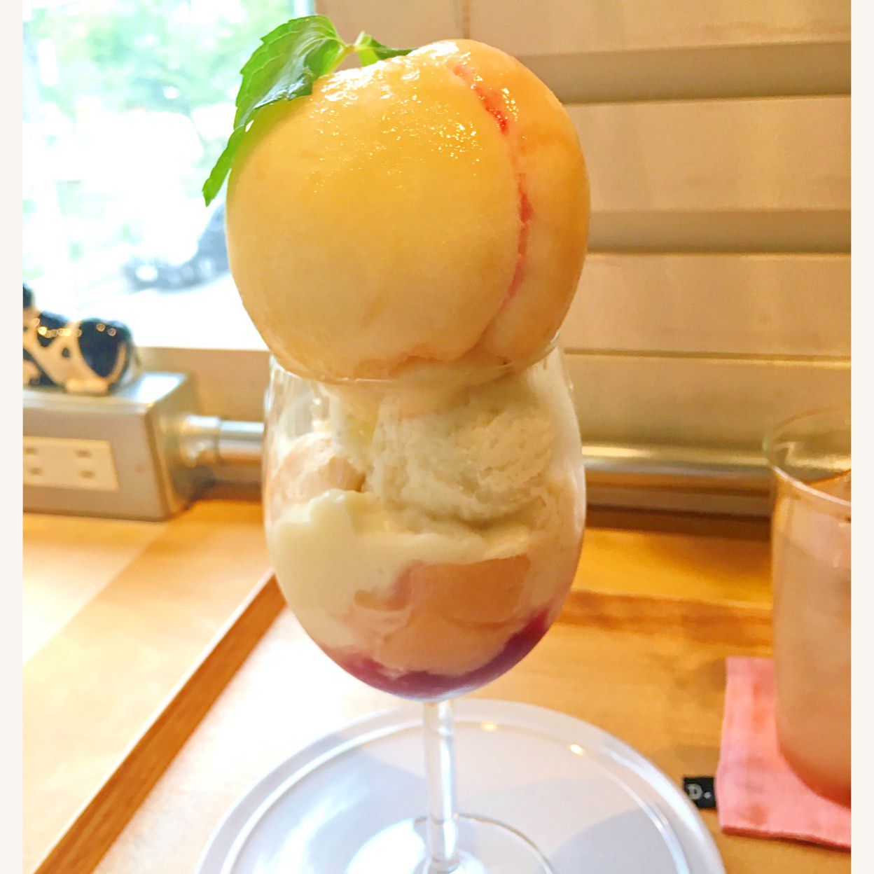 フォトジェニックな旬のデザート 日本各地の 桃まるごとパフェ 7選 Retrip リトリップ