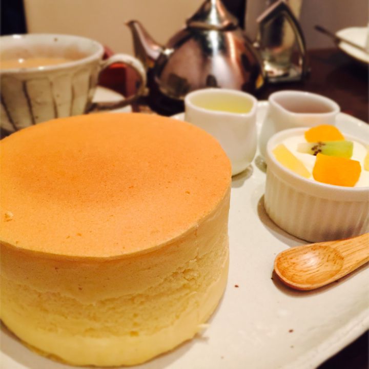 魅惑の“極厚絶品ホットケーキ”。横浜「Cafe Salon Sonjin」が気になる