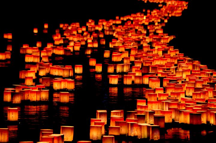 無数の光が夏の夜を包み込む。日本全国の“灯ろうの絶景”10選《2018 