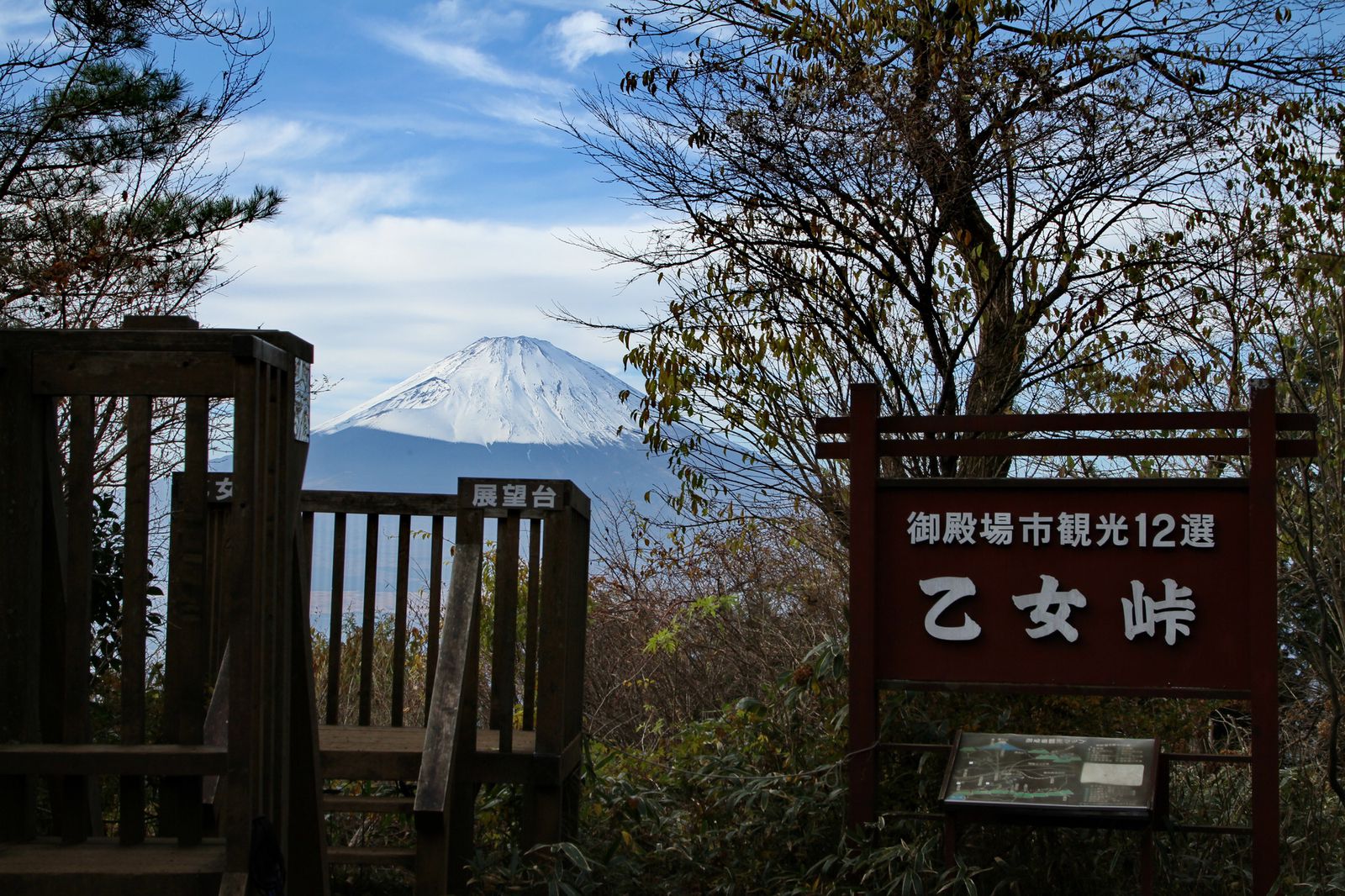 富士夕景　乙女峠より　パステル画 箱根 乙女峠付近からのパール富士と小涌園近くの紅葉：2021