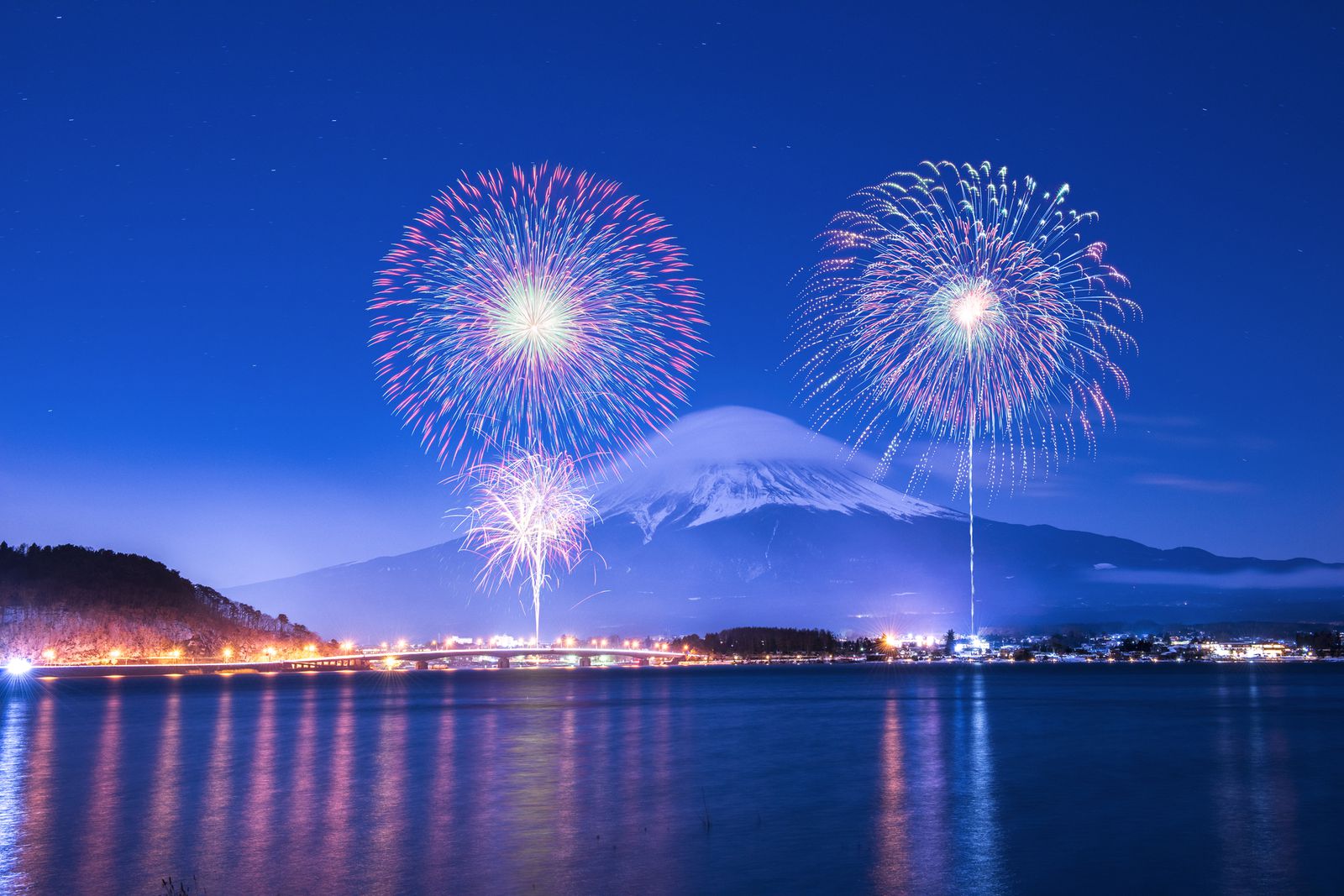 4枚目の画像 冬の花火は夏より綺麗 山梨県で 河口湖 冬花火 が開催 Retrip リトリップ