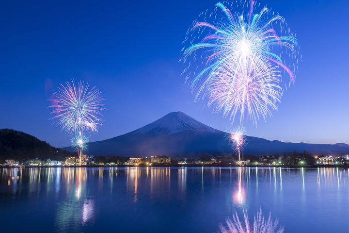 寒空と二人の恋を温める。日本全国の“デートで行きたい”冬花火スポット9選