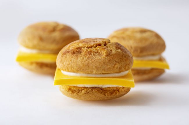 はみでるチーズのスイーツバーガー マイキャプテンチーズtokyo 東京駅にオープン Retrip リトリップ