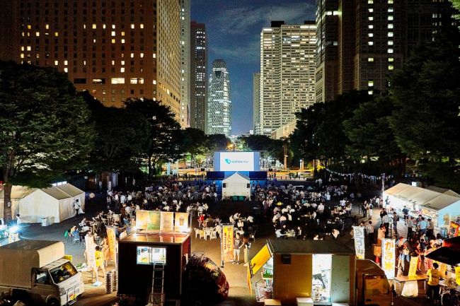 都会の夜景に映画とビール。新宿で“野外映画&ビアフェス”開催
