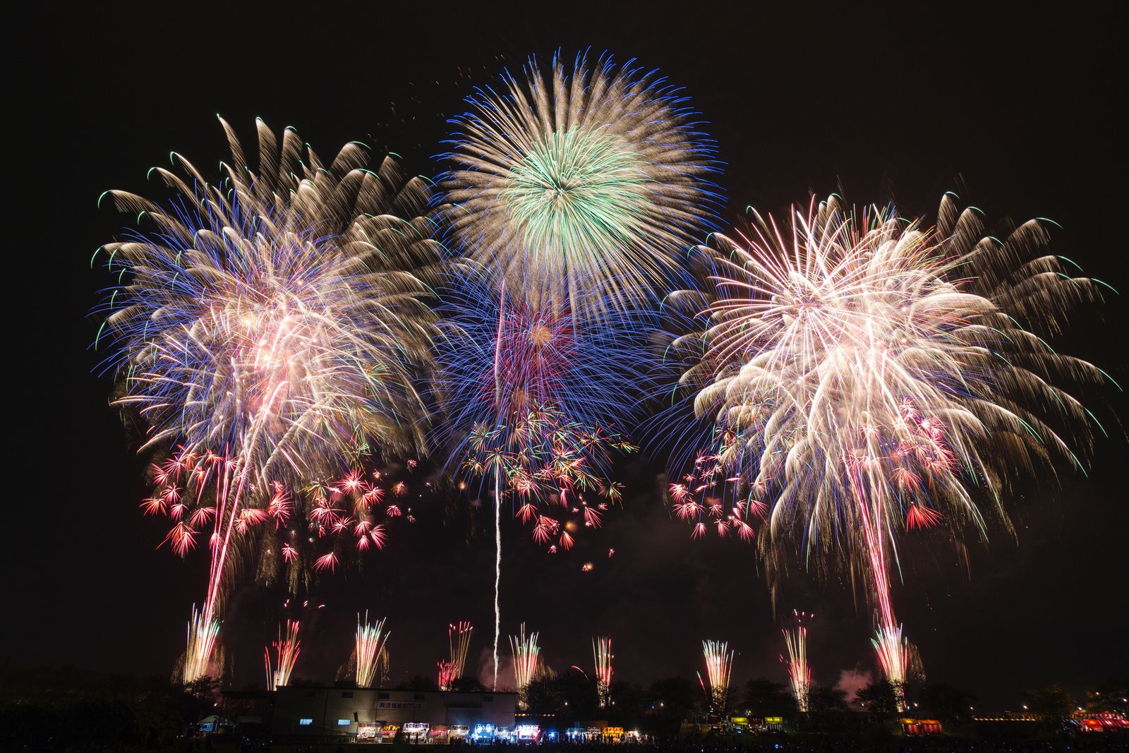終了 秋空に煌めく無数の花火 香川で あやがわオータムフェスティバル が開催 Retrip リトリップ