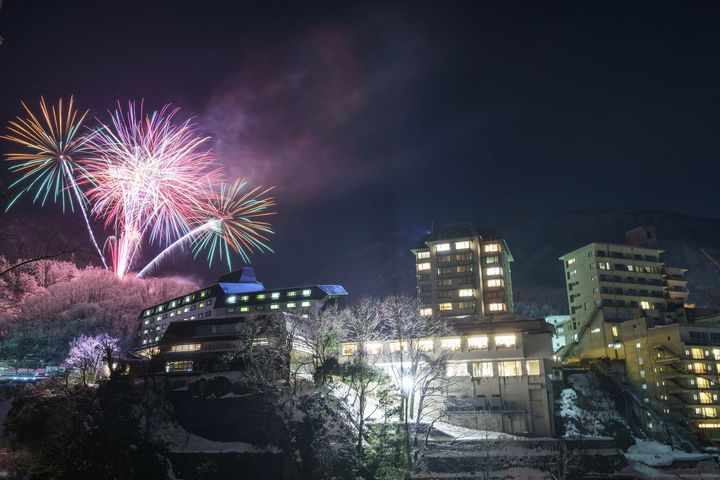 終了 冬の夜空を鮮やかに彩る 富山県の 宇奈月温泉冬物語 雪上花火大会 が今年も開催 Retrip リトリップ