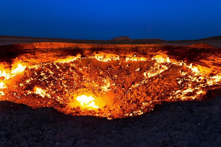 燃え続ける大地の穴 トルクメニスタンの 地獄の門 で野宿してみた Retrip リトリップ