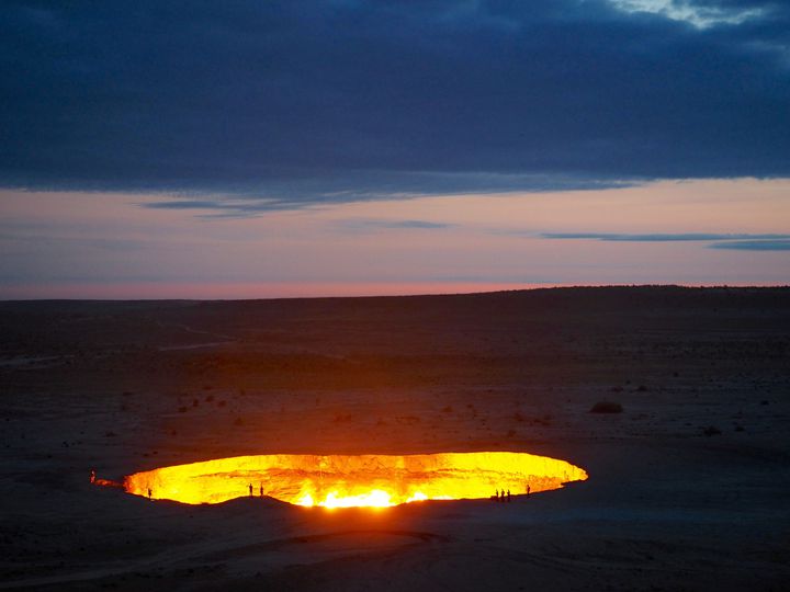 燃え続ける大地の穴 トルクメニスタンの 地獄の門 で野宿してみた Retrip リトリップ