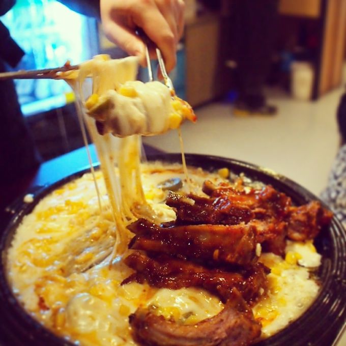 肉とチーズのコラボに悶絶。韓国からやってきた最強グルメ「チーズカルビ」 RETRIP[リトリップ]