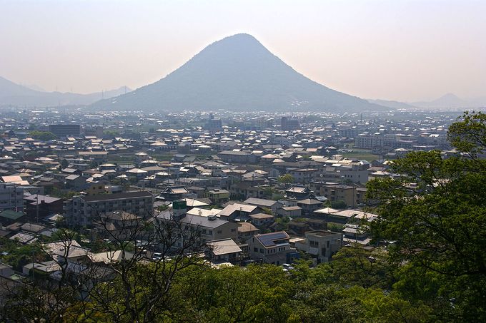 丸亀城から望む丸亀市街と飯野山（讃岐富士）