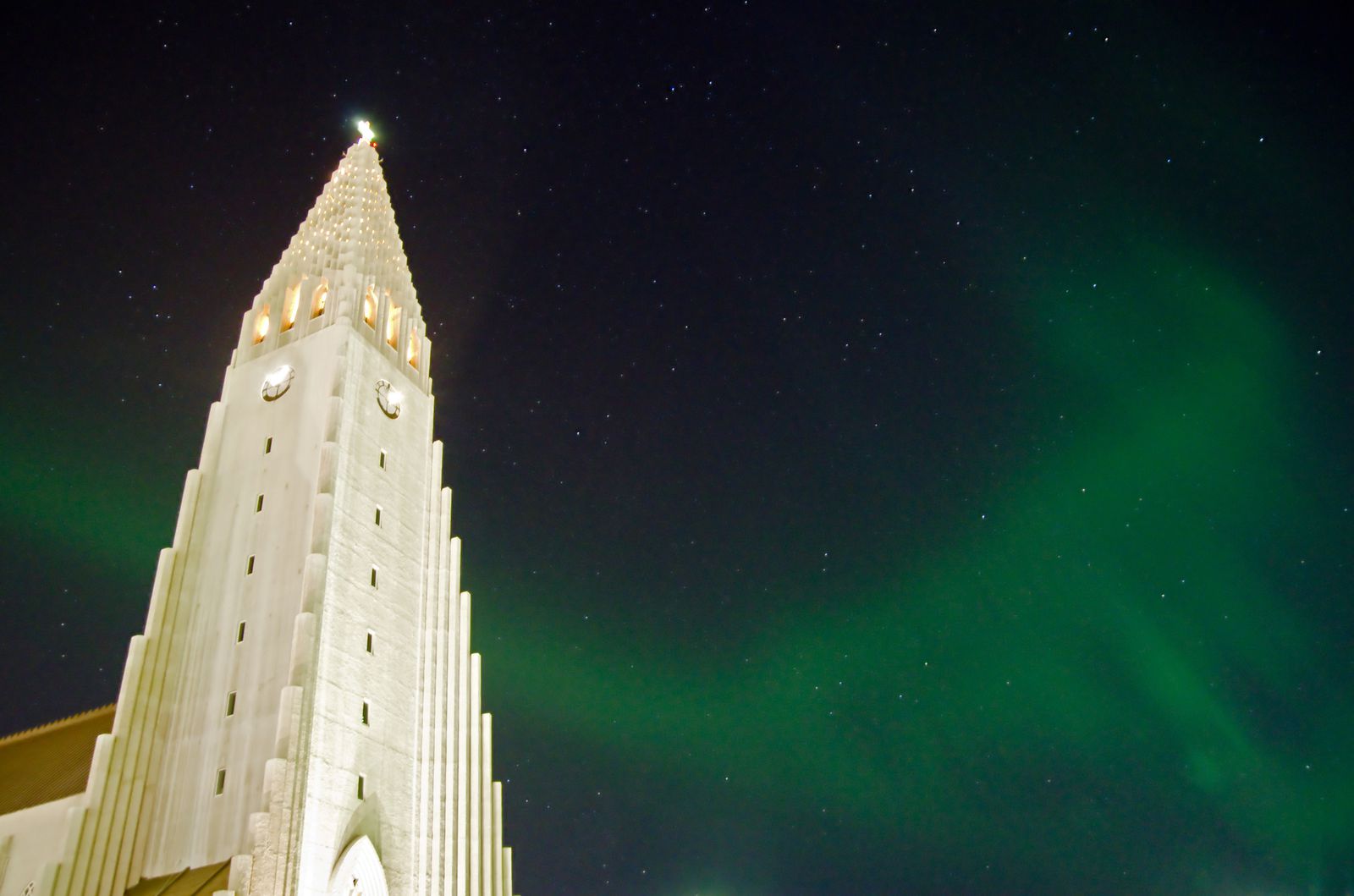 まるでrpg アイスランドで一番高い建物 ハットルグリムス教会 が幻想的 Retrip リトリップ