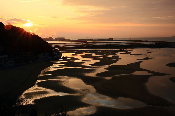 早朝が狙い目 兵庫県 新舞子海岸 の干潟と朝日が織りなす芸術が美しい Retrip リトリップ