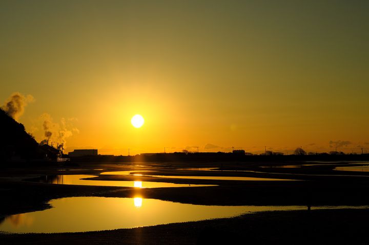 早朝が狙い目 兵庫県 新舞子海岸 の干潟と朝日が織りなす芸術が美しい Retrip リトリップ