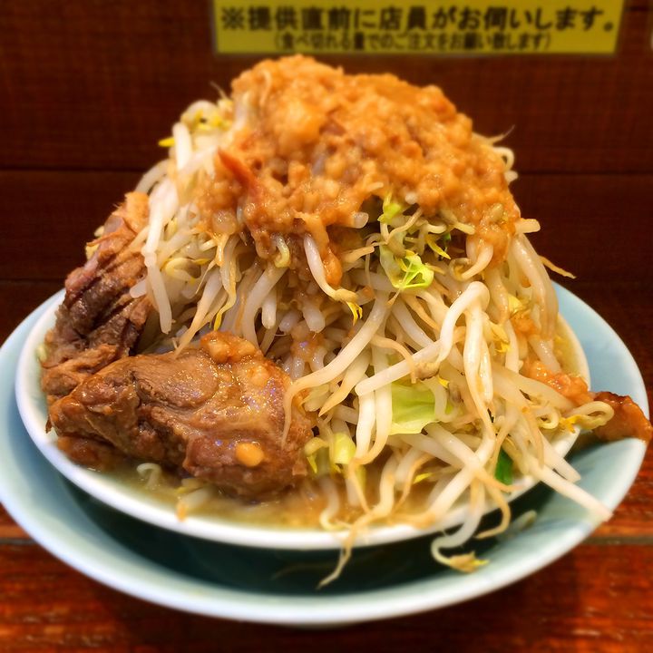 ラーメン二郎の進化系 病みつき必須のメガ盛り マシライス が強烈すぎる Retrip リトリップ
