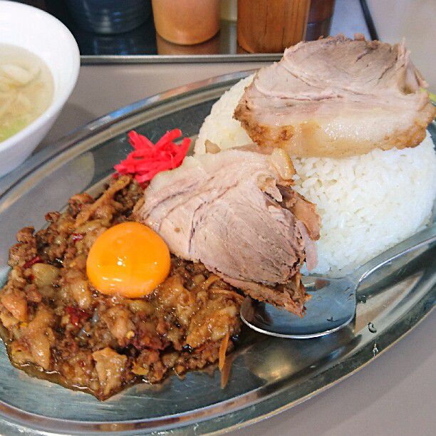 ラーメン二郎の進化系 病みつき必須のメガ盛り マシライス が強烈すぎる Retrip リトリップ