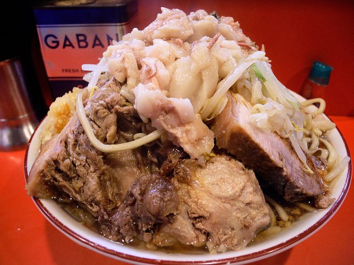 ラーメン二郎の進化系 病みつき必須のメガ盛り マシライス が強烈すぎる Retrip リトリップ