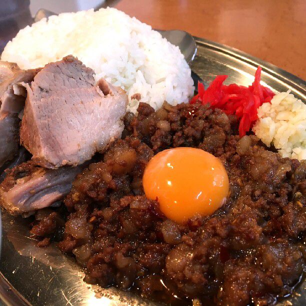 ラーメン二郎の進化系 病みつき必須のメガ盛り マシライス が強烈すぎる Retrip リトリップ