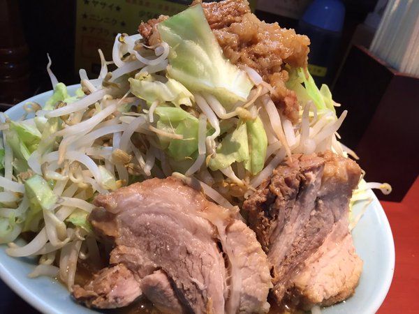 ラーメン二郎の進化系 病みつき必須のメガ盛り マシライス が強烈すぎる Retrip リトリップ