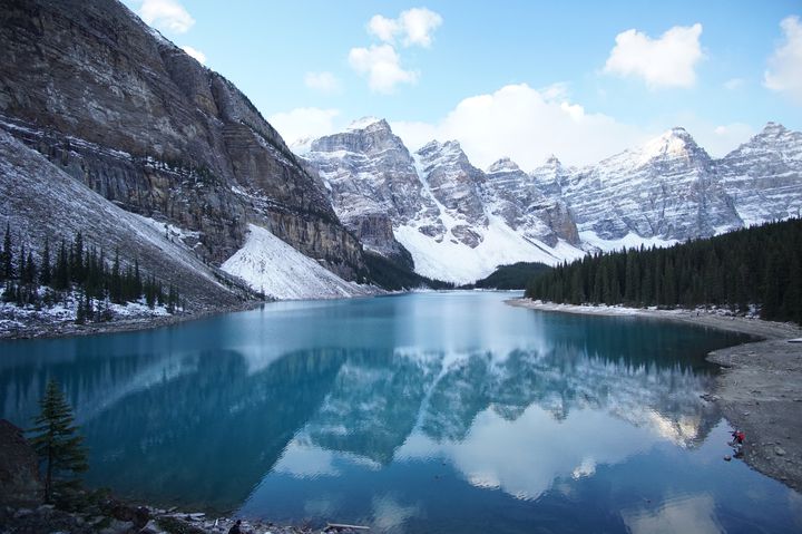 憧れの景色は カナダにありました 世界で一番美しい湖と言われる モレーン湖 Retrip リトリップ