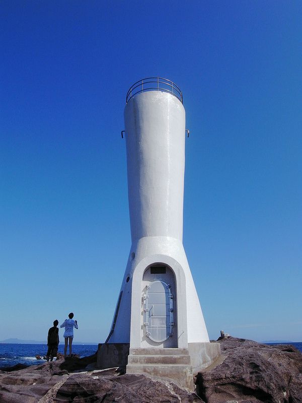 県立城ヶ島公園から下の海へ下りると、岩場の上にある小さな灯台です。高さ11ｍの灯台ですが、光は20ｋｍ先まで届くとか。海岸の景色も楽しめますので、ぜひ近くまで降りてみてください！