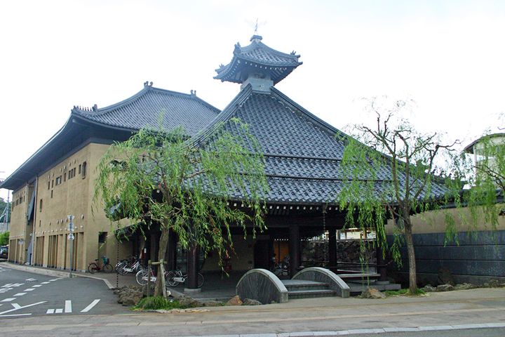 城崎温泉駅のすぐ側にあり人気!