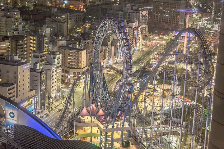 ビルに囲まれた東京のど真ん中にある国内2位の最後部高度をもつ絶叫コースター最高速度 - 130km/h最高部高度 - 80,5m最大傾斜角 - 74度コース全長 - 1,124m所要時間 - 1分30秒定員 - 24名