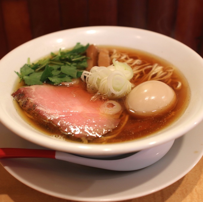 濃すぎないのにコクのあるスープに皆が虜。メニューは醤油煮干しだけではなく全て絶品。具材も一風変わっていて、どことなくお洒落。食べログでも、待つ価値あり！！と評されるモダンなラーメン。