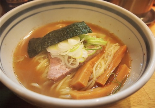 ラーメン大好きで毎日食べたい店主が研究を重ね産み出した極上の一杯。素材一つ一つをこだわり抜いた、栄養になりながらクセになると掲げられるラーメン。