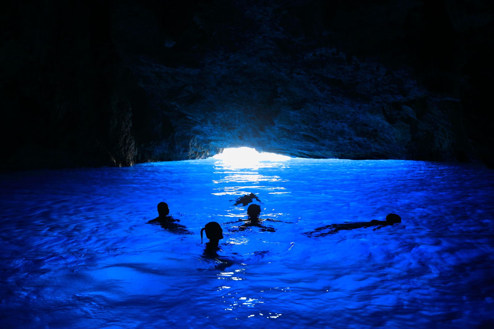 神秘的な青の美しさに涙する 知る人ぞ知る日本全国の美しい 青の洞窟 5選 Retrip リトリップ