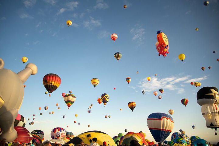 空に浮かぶ美しい気球の数々 アメリカの バルーンフェスタ が絶景すぎる Retrip リトリップ