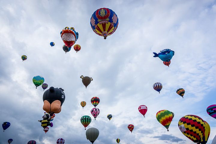 空に浮かぶ美しい気球の数々 アメリカの バルーンフェスタ が絶景すぎる Retrip リトリップ
