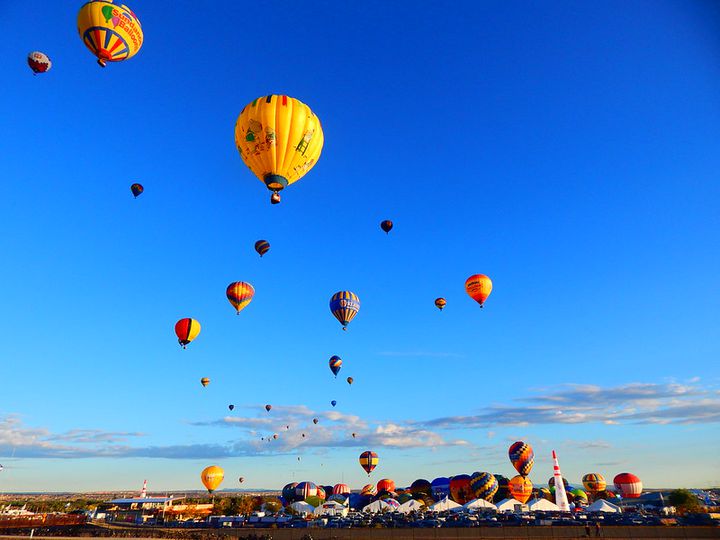 空に浮かぶ美しい気球の数々 アメリカの バルーンフェスタ が絶景すぎる Retrip リトリップ