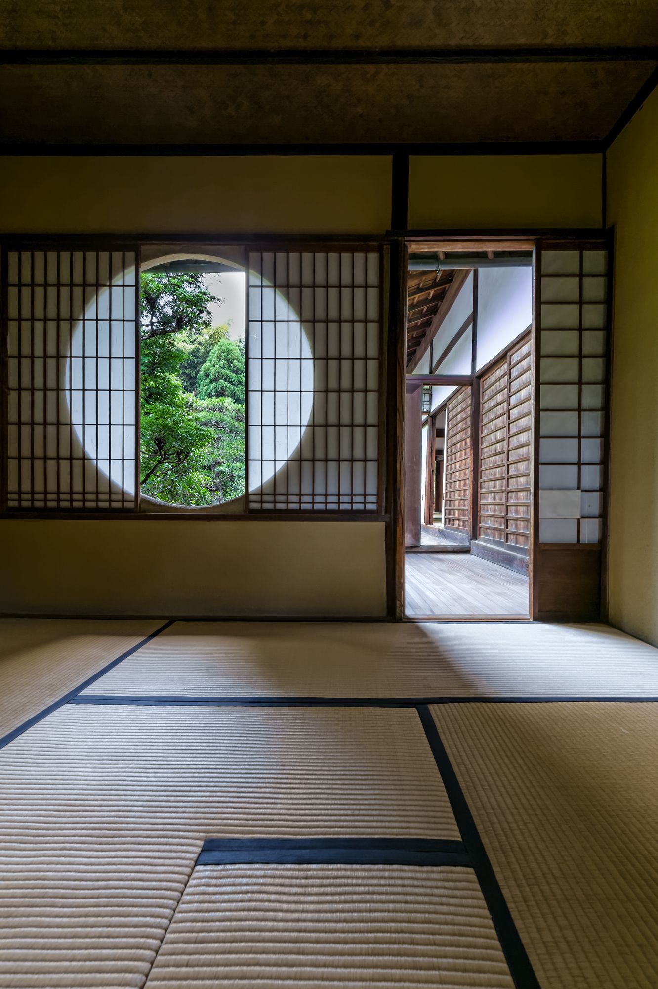 7枚目の画像 窓から眺める幻想的な和の空間。日本全国の美しすぎる「丸窓の絶景」5選 RETRIP[リトリップ]