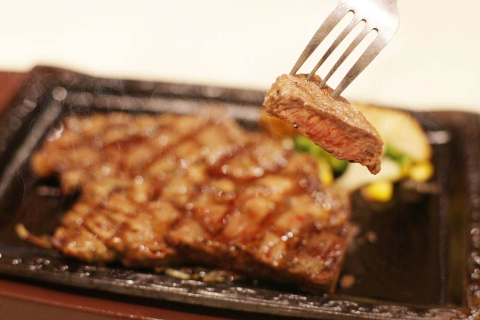 肉に食らいつこう 横浜にあるボリューム満点の 肉バル おすすめ7選 Retrip リトリップ