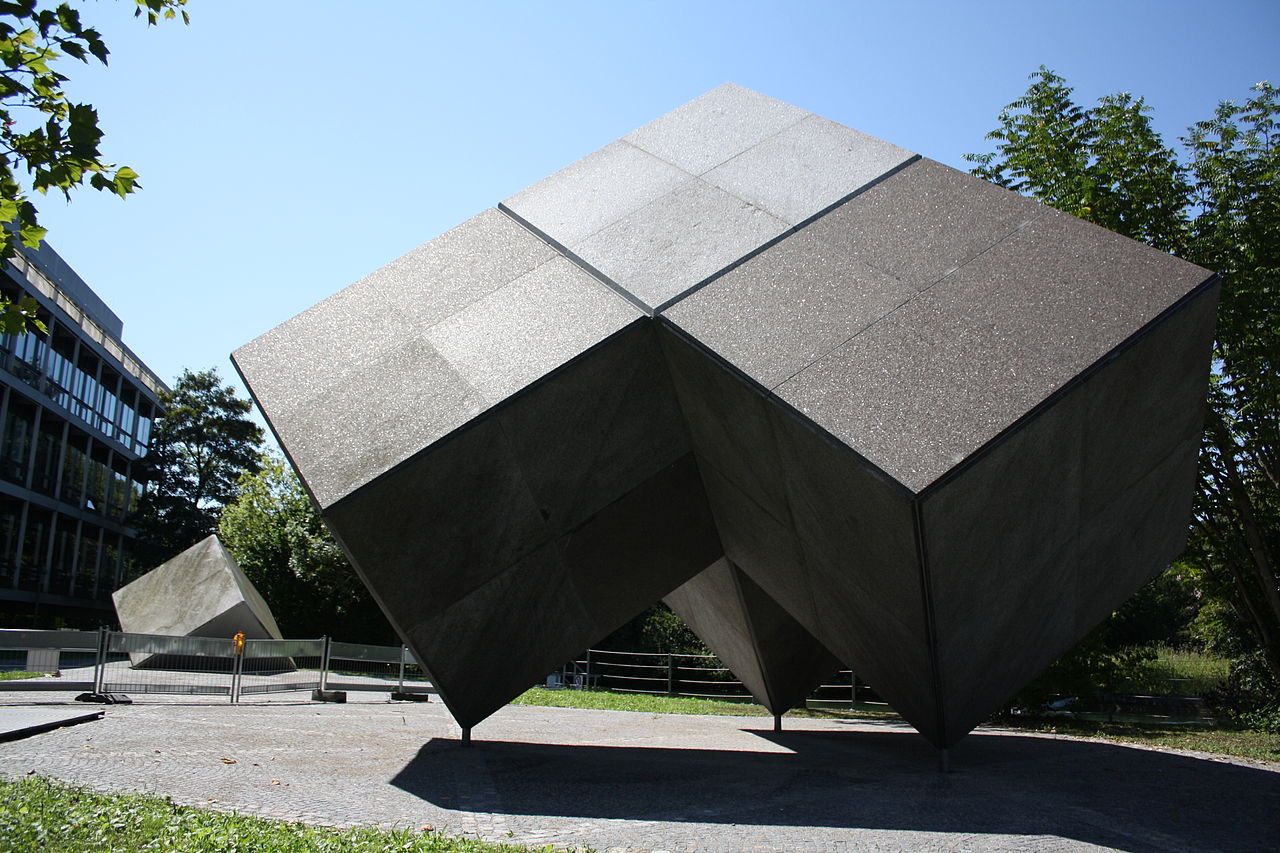 1枚目の画像 札幌大通公園の遊べるアート ブラック スライド マントラ を知っていますか Retrip リトリップ