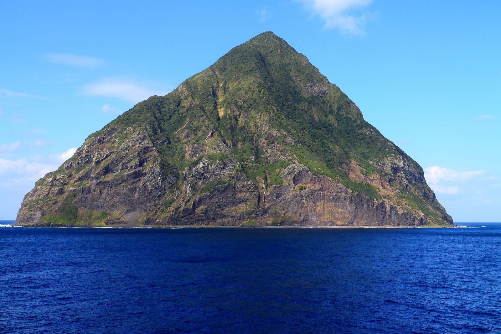 この夏、温泉マニア必見！鹿児島県の“硫黄島”は秘湯の宝庫だった | く