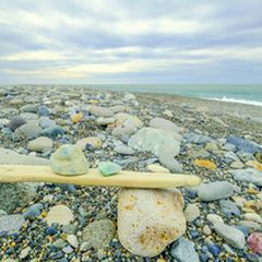 まさしく宝石のビーチ！ヒスイが打ち上げられる富山の「ヒスイ海岸」が美しすぎる | RETRIP[リトリップ]