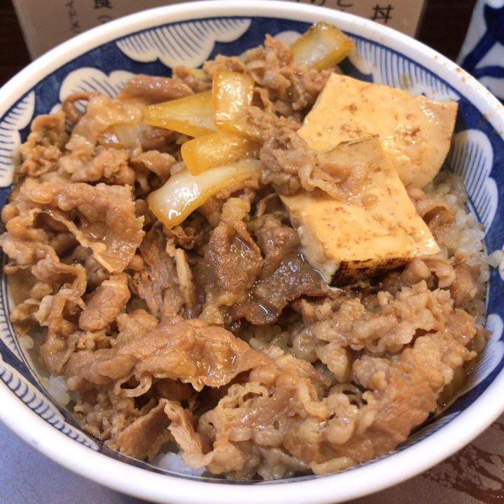 もうチェーン店は卒業！新宿「たつ屋」の最高に美味しい牛どんが食べたい