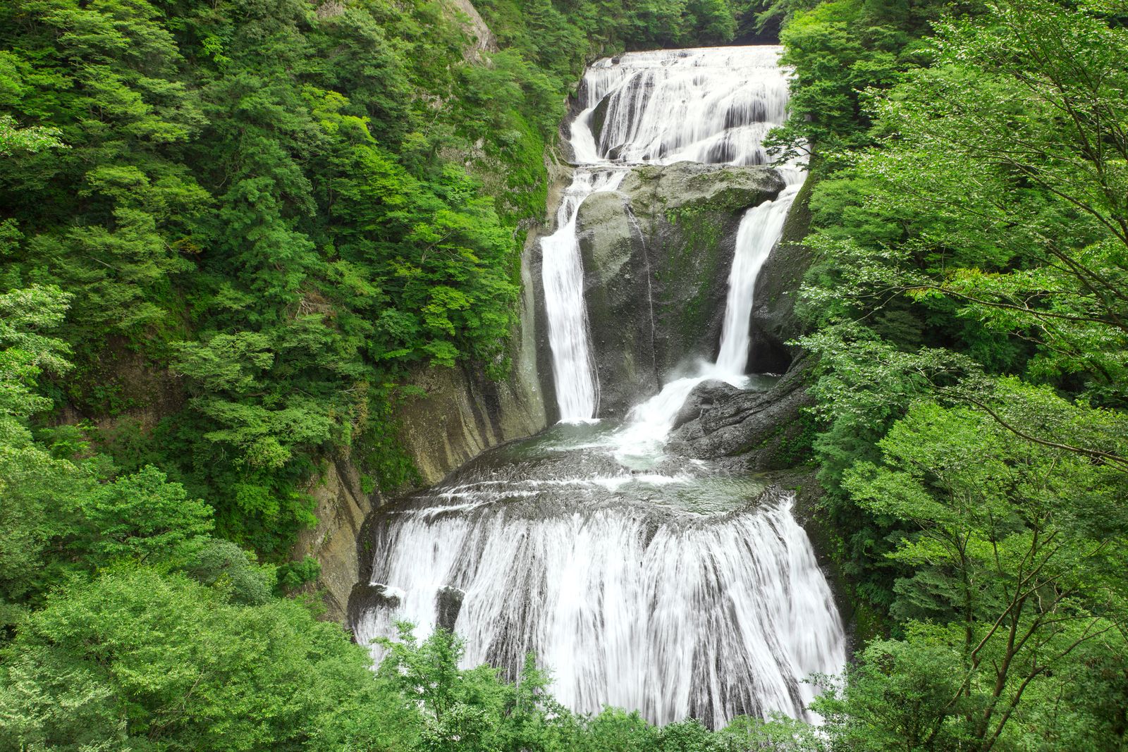 この迫力に、勝るものはあるか。日本三名瀑“袋田の滝”の力強い絶景が