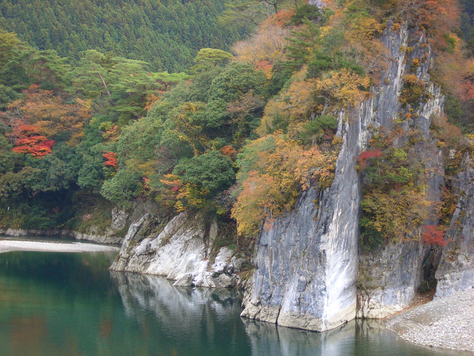 国指定の名勝地 愛媛県にある 面河渓 の美しすぎる紅葉を見に行こう Retrip リトリップ