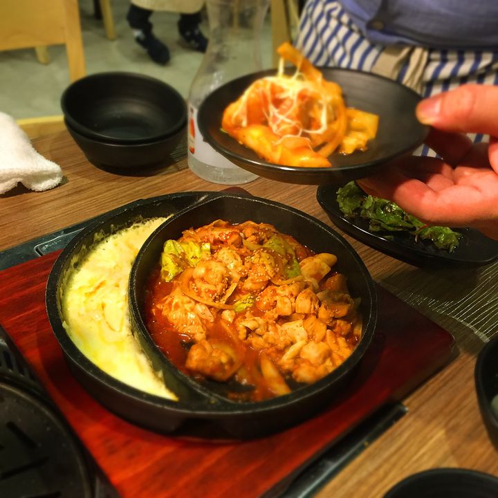 韓国で話題沸騰中！新大久保で「チーズタッカルビ」が食べられるお店8