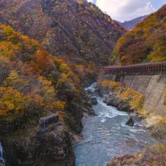日本の 赤壁 はここにあった 山形県 赤芝峡 の紅葉が息を呑むほど美しい Retrip リトリップ