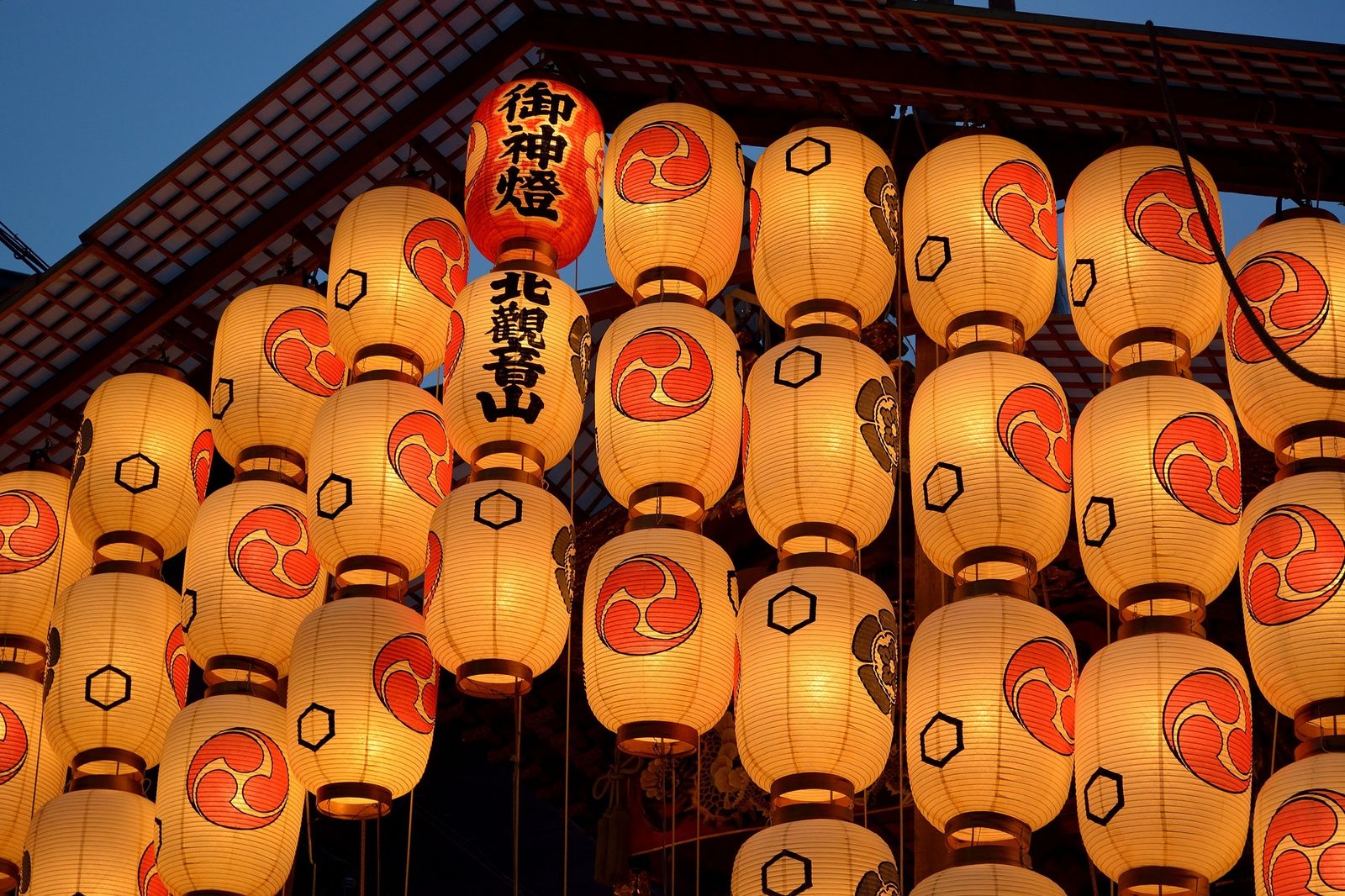祇園祭　伝統的な風景の丸帯　反物　インテリア 大丸京都店 『祇園祭装飾』｜吉忠マネキン株式会社