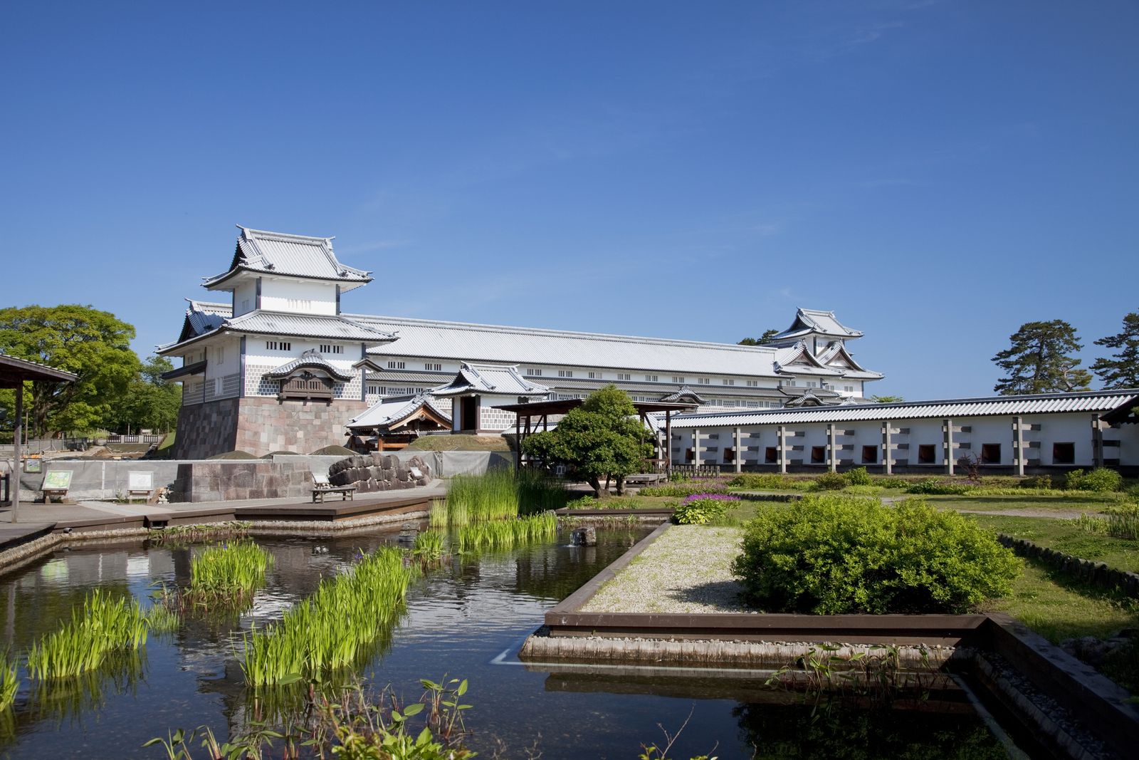 城の魅力を存分に堪能できる金沢城公園 圧巻は五十間長屋の日本古来の木造軸組工法 Retrip リトリップ