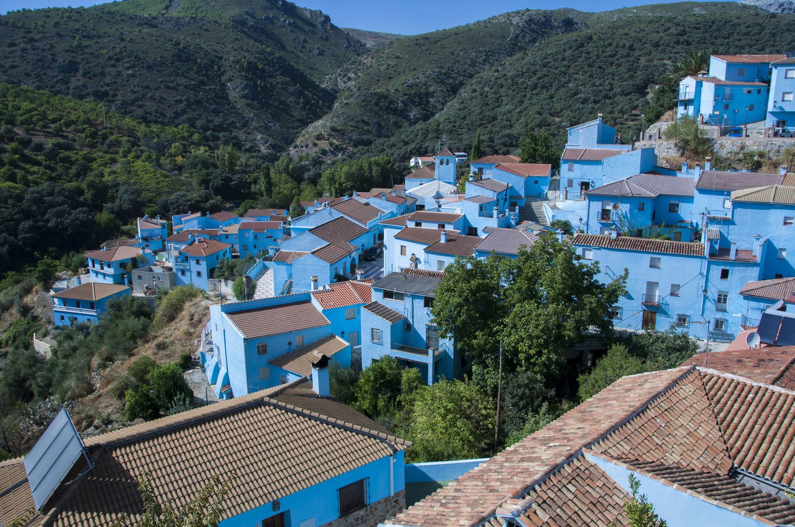 真っ青」なのは青の妖精の仕業？スペインの村「フスカル」が気になる