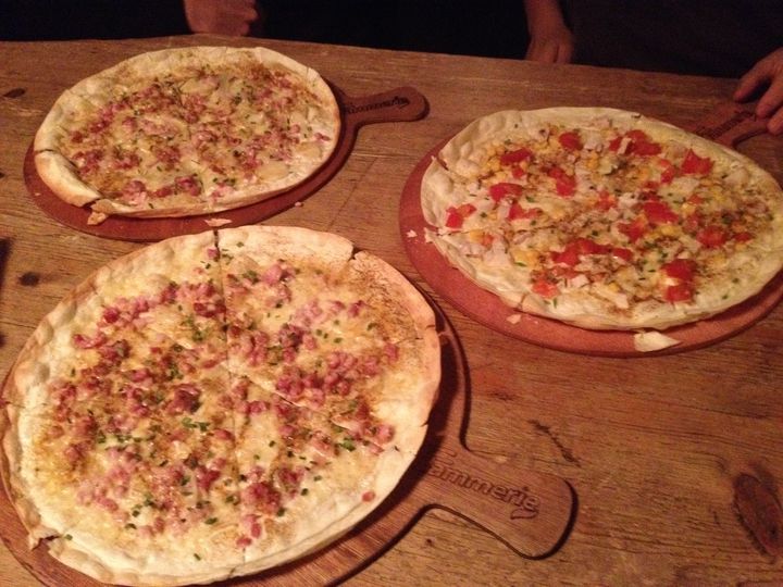Flammkuchen(フラムクーヘン)と呼ばれる薄いピザのような食べ物がここの一押し。またドリンクも豊富な種類があり、ラテアートをしてくれることもあります。