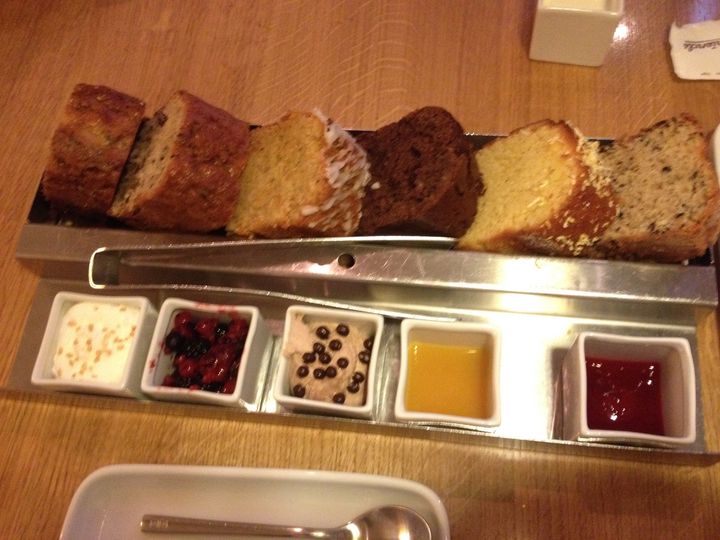 ケーキ6種セット。好きなケーキを選ぶことができ、4人で食べても満足なボリュームでした!